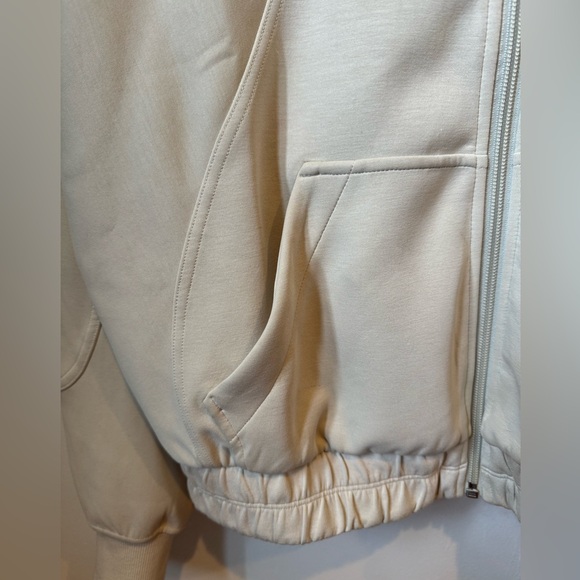 Lululemon zip up Jacket size 4 with pockets - Picture 4 of 5